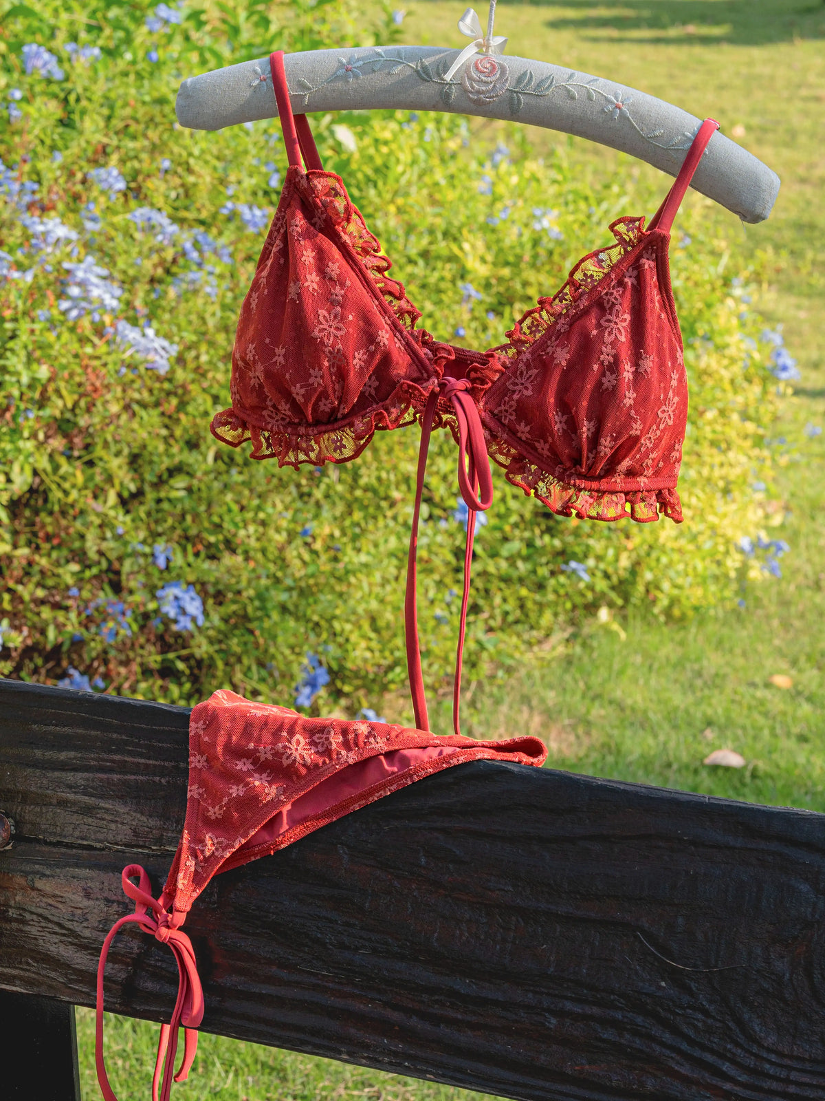 Tuscany Bikini-Set mit Rüschenfront und Bindedetail – gebranntes Umberbraun
